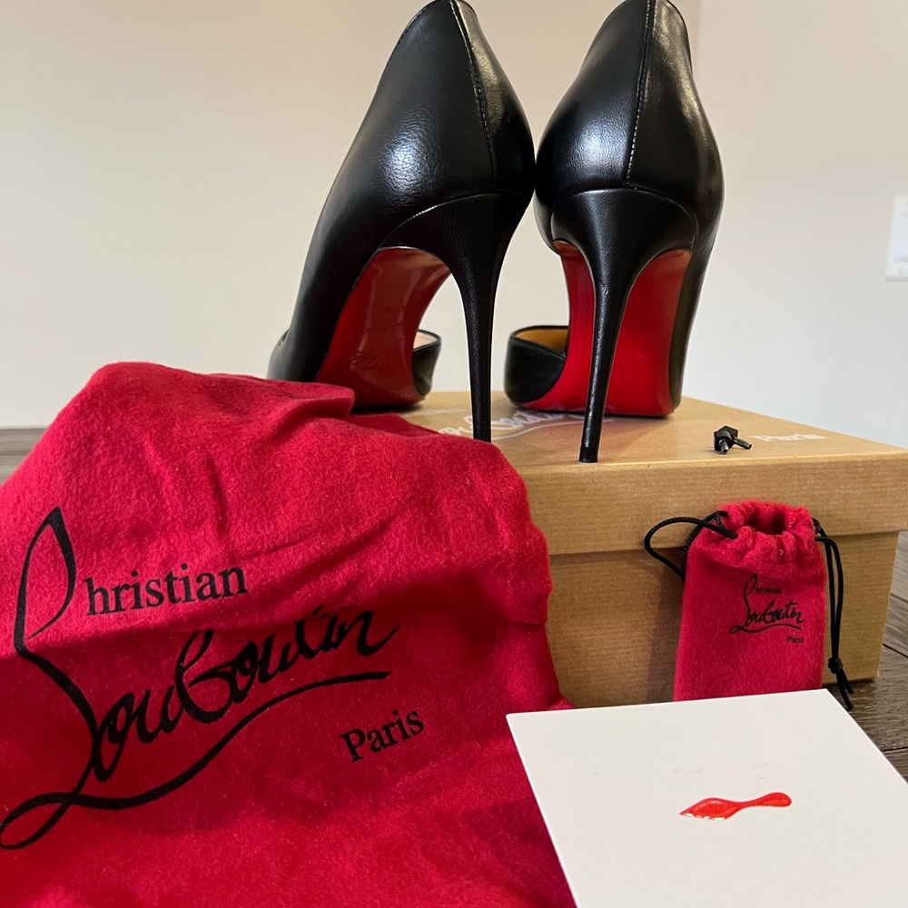 Description
•   Christian Louboutin Leather Pumps
•   Black
•   Pointed-Toes - Picture 9 of 10